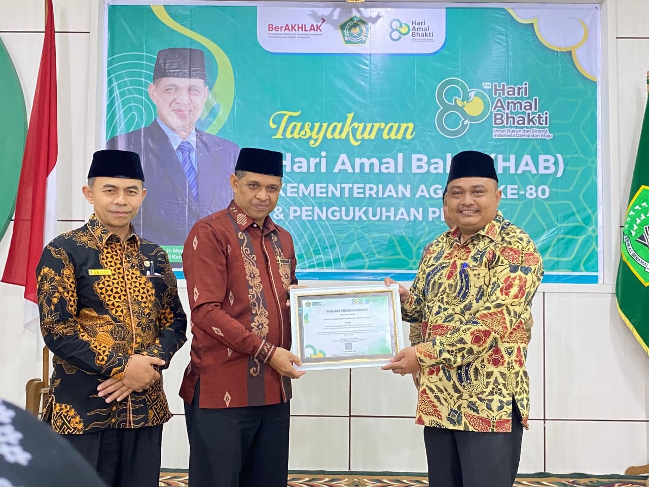 Kepala Kantor Kementerian Agama Kabupaten Solok Selatan Fitriyoni, SH., MH menerima Piagam Penghargaan Satker terbaik oleh Kepala Kantor Kementerian Agama Wilayah Sumatera Barat H.  Mustafa, MA.