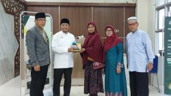 Ketua Baznas Kota Padangpanjang Novi Hendri didampingi sejumlah pengurus saat menerima kotak infak dan sedekah dari salah satu pemilik warung.