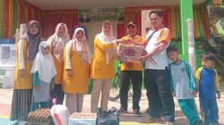 Ketua DWP Kemenag Ny. Irda Fitriyoni didampingi Kepala Kantor Kemenag Fitriyoni, SH.MH saat menyerahkan bantuan sembako kepada pengasuh Ponpes Al Fatih.