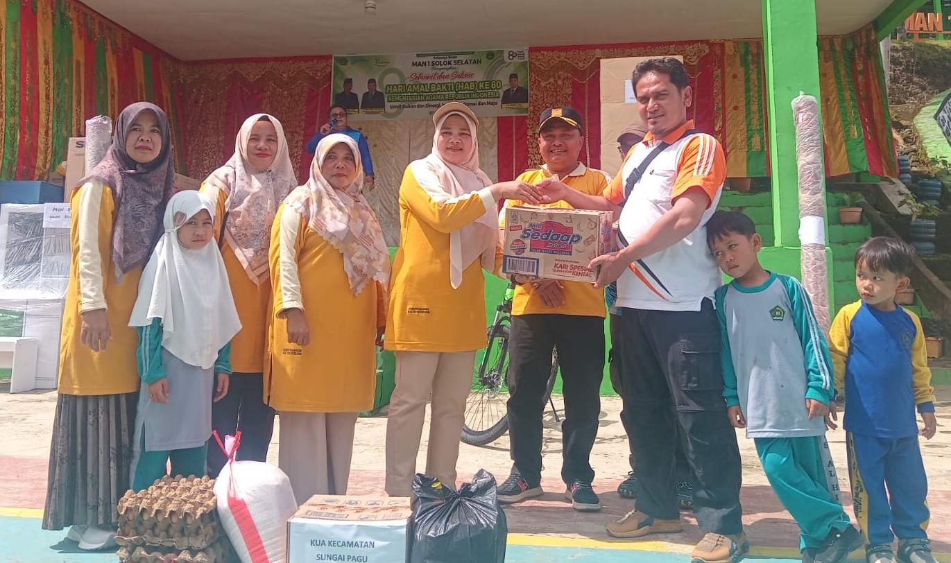 Ketua DWP Kemenag Ny. Irda Fitriyoni didampingi Kepala Kantor Kemenag Fitriyoni, SH.MH saat menyerahkan bantuan sembako kepada pengasuh  Ponpes Al Fatih.