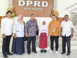 Komisi IV DPRD Padang Lepas Atlet Renang Pelajar ke Kejuaraan Nasional KRASSI 2026