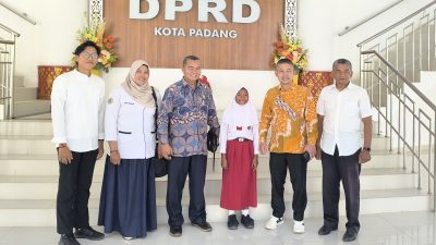 Ketua Komisi IV DPRD Kota Padang, Buya Iskandar saat melepas Fathiyah Fifta Syakira, siswi kelas 4 SDN 36 Cengkeh yang akan mengikuti ke Kejuaraan Nasional KRASSI 2026.