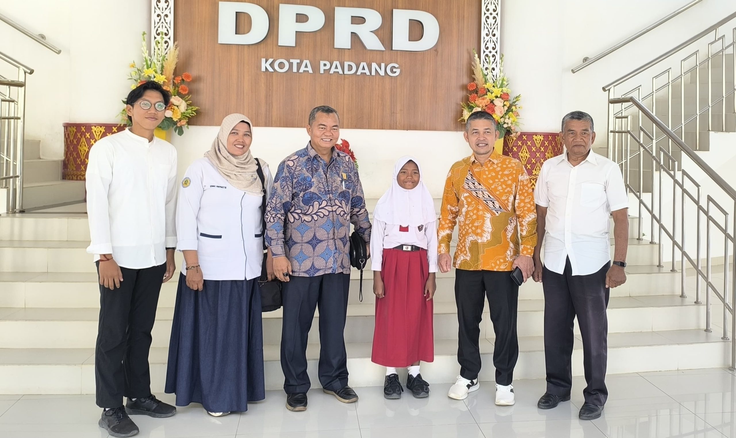 Ketua Komisi IV DPRD Kota Padang, Buya Iskandar saat melepas Fathiyah Fifta Syakira, siswi kelas 4 SDN 36 Cengkeh yang akan mengikuti ke Kejuaraan Nasional KRASSI 2026.