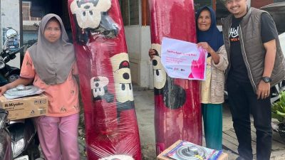 Ketua Ranah Kreatif Ubai Dillah Al Anshori saat menyerahkan bantuan kepada warga terdampak bencana di Agam.