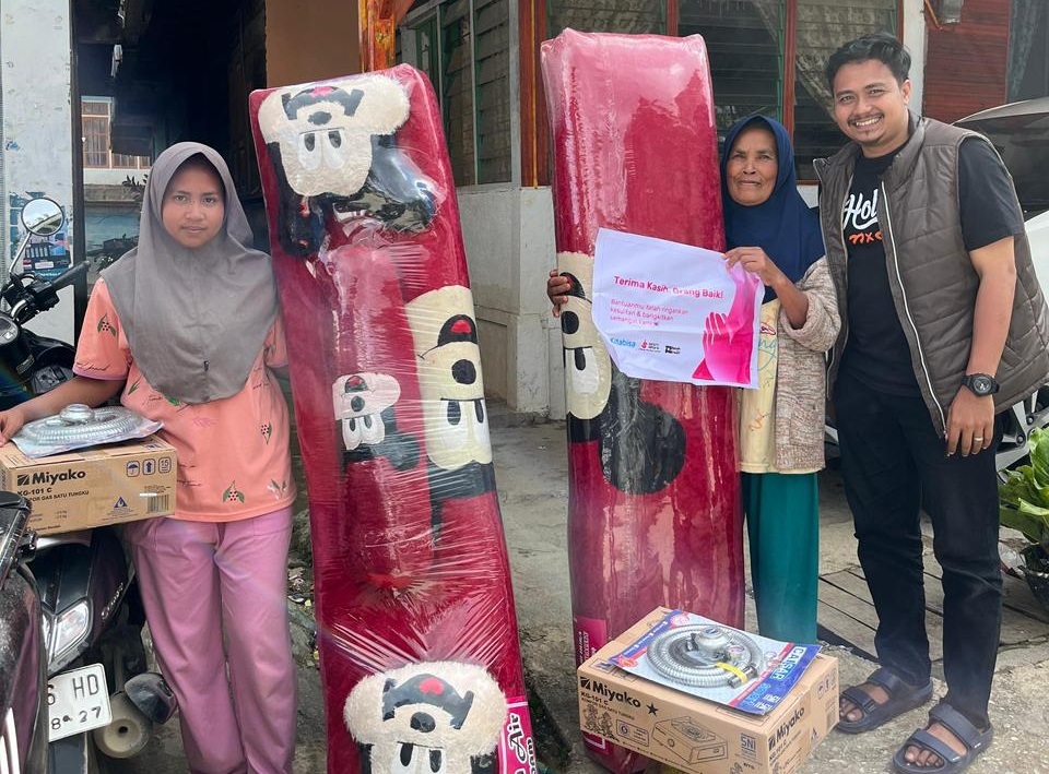 Ketua Ranah Kreatif Ubai Dillah Al Anshori saat menyerahkan bantuan kepada warga terdampak bencana di Agam.