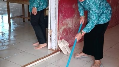 Ketua TP-PKK Padangpariaman Ny. Nita Cristansi Azis terlihat tengah semangat melakukan aksi bersih-bersih di SDN 17 Batang Anai, saat goro bersama.