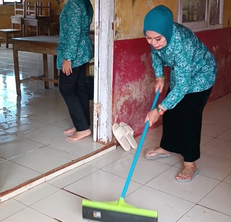 Ketua TP-PKK Padangpariaman Ny. Nita Cristansi Azis terlihat tengah semangat melakukan aksi bersih-bersih di SDN 17 Batang Anai, saat goro bersama.