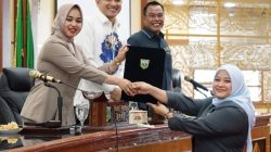 Juru Bicara Komisi 3 DPRD Kota Padangpanjang Vani Utari, SE., S.Kom saat menyerahkan Laporan Komisi 3 kepada Pimpinan Sidang Nurafni Fitri, SH yang didampini Ketua DPRD Imbral, SE dan Wakil Ketua DPRD Mardiansyah, S.Kom, Rabu (07/01/2026).