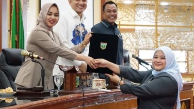 Juru Bicara Komisi 3 DPRD Kota Padangpanjang Vani Utari, SE., S.Kom saat menyerahkan Laporan Komisi 3 kepada Pimpinan Sidang Nurafni Fitri, SH yang didampini Ketua DPRD Imbral, SE dan Wakil Ketua DPRD Mardiansyah, S.Kom, Rabu (07/01/2026).