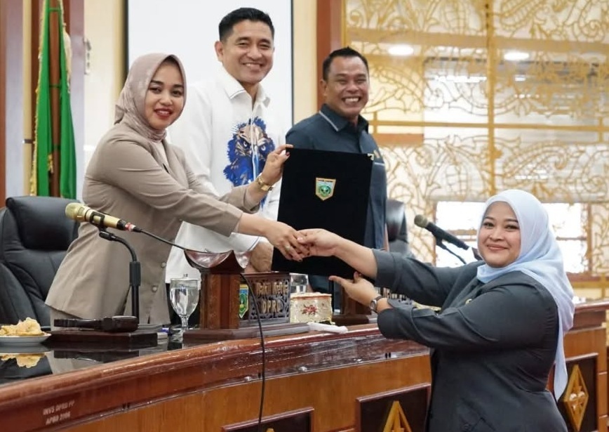 Juru Bicara Komisi 3 DPRD Kota Padangpanjang Vani Utari, SE., S.Kom saat menyerahkan Laporan Komisi 3 kepada Pimpinan Sidang Nurafni Fitri, SH yang didampini Ketua DPRD Imbral, SE dan Wakil Ketua DPRD Mardiansyah, S.Kom, Rabu (07/01/2026).