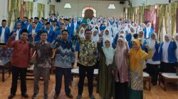 Rektor Institut Agama Islam YAPTIP Chadijah Ismail Dr. Iswandi, MA bersama mahasiswa yang akan melaksanakan KKN di sejumlah daerah di Pasaman Barat.