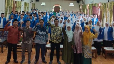 Rektor Institut Agama Islam YAPTIP Chadijah Ismail Dr. Iswandi, MA bersama mahasiswa yang akan melaksanakan KKN di sejumlah daerah di Pasaman Barat. 