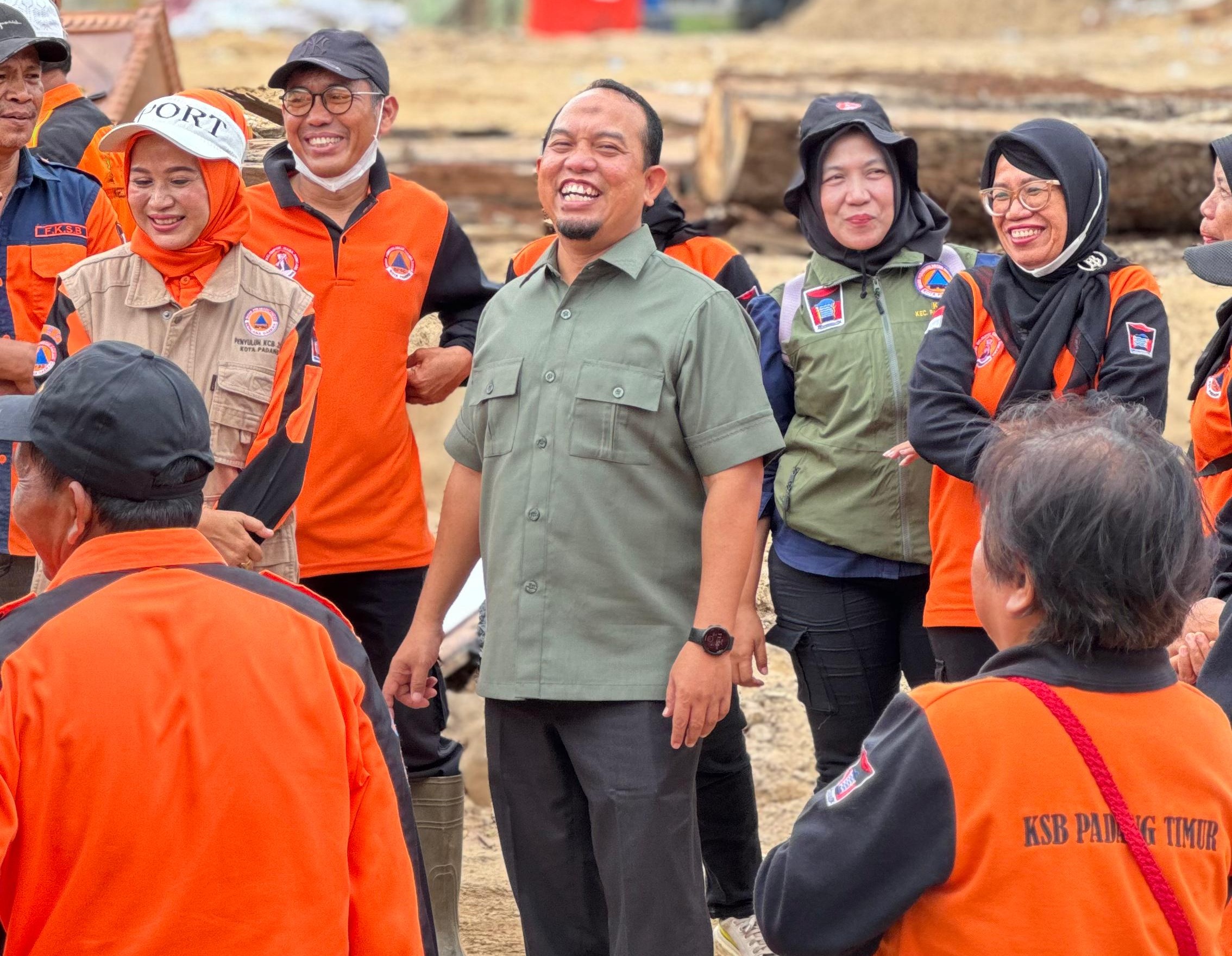 Ketua DPRD Kota Padang Muharlion saat gotong royong bersama KSB di Gurun Laweh.