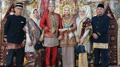 Pasangan mempelai dan kedua orangtua saat melangsungkan resepsi pernikahan.