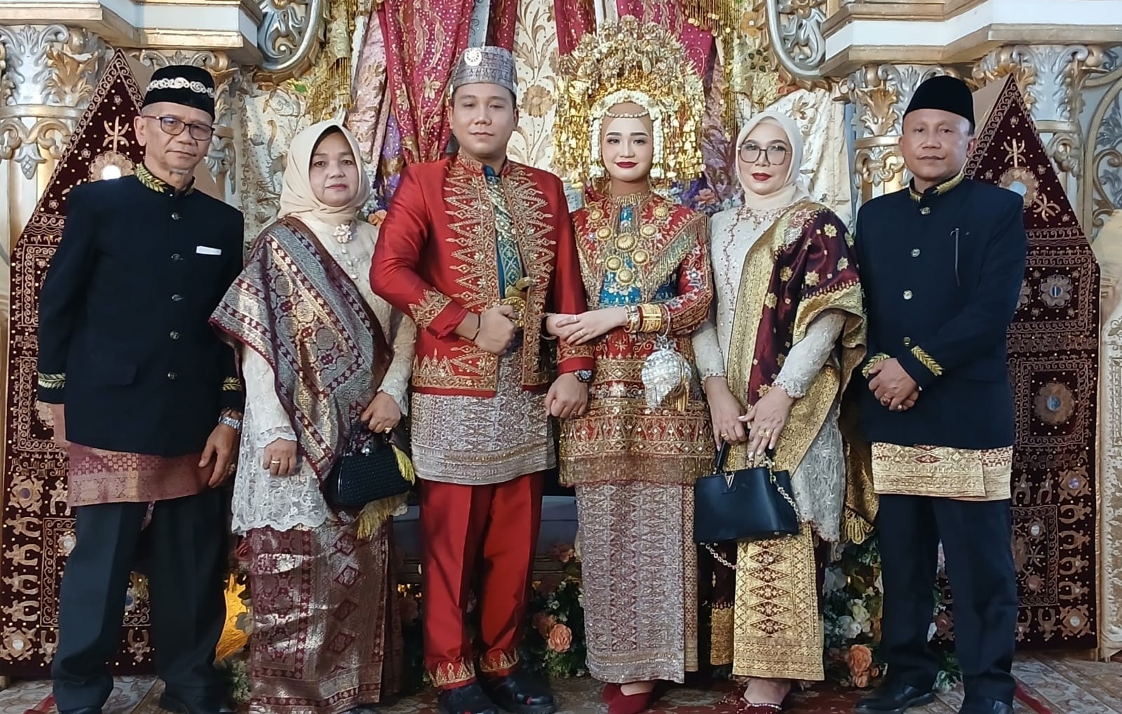 Pasangan mempelai dan kedua orangtua saat melangsungkan resepsi pernikahan.