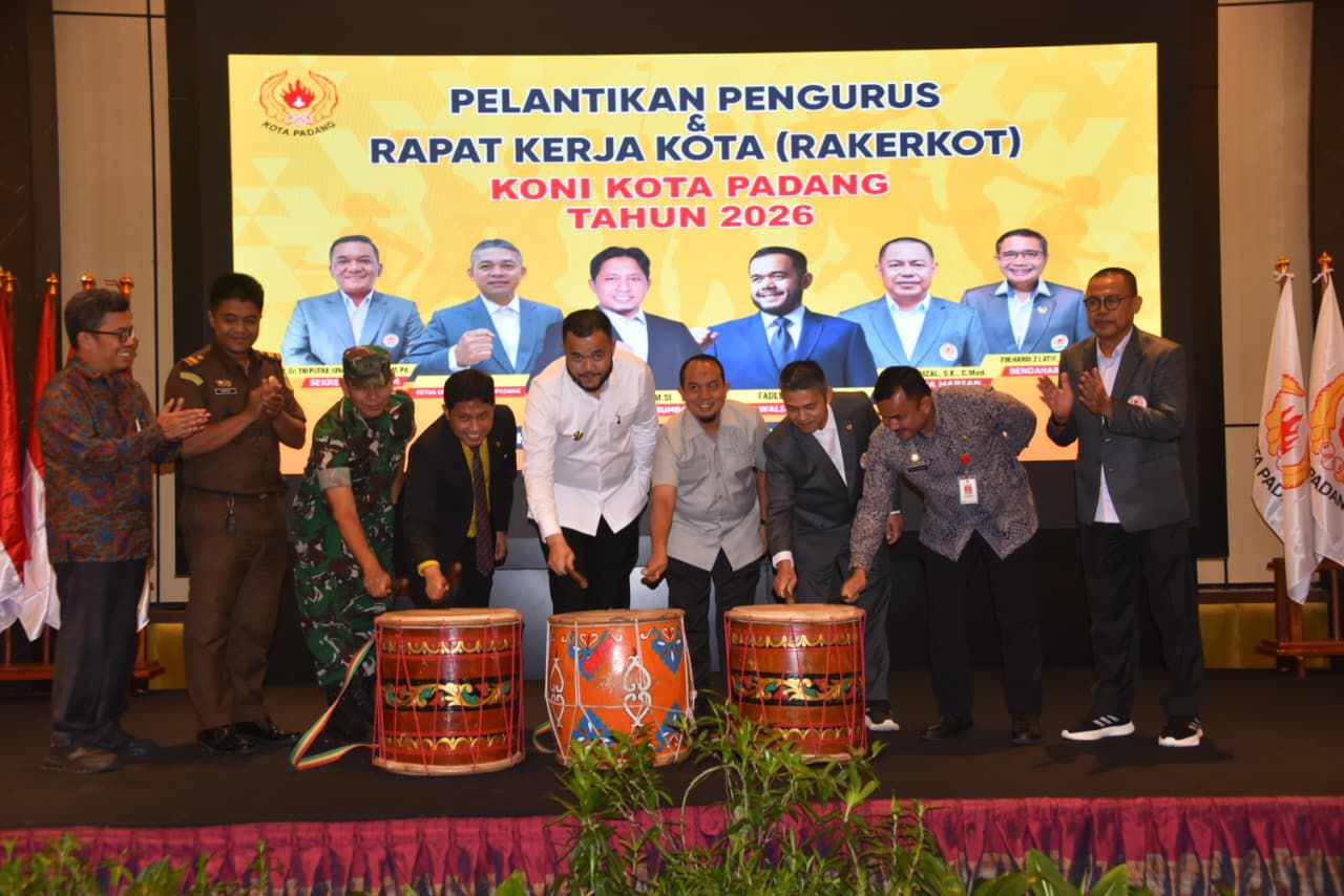 Pelantikan pengurus KONI Kota Padang periode 2025-2029 di Axana Hotel, Kamis (15/01/2026).