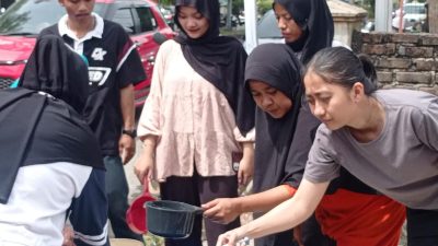 Petugas BPBD membagikan air bersih di Pasar Ambacang, Kecamatan Pauh.