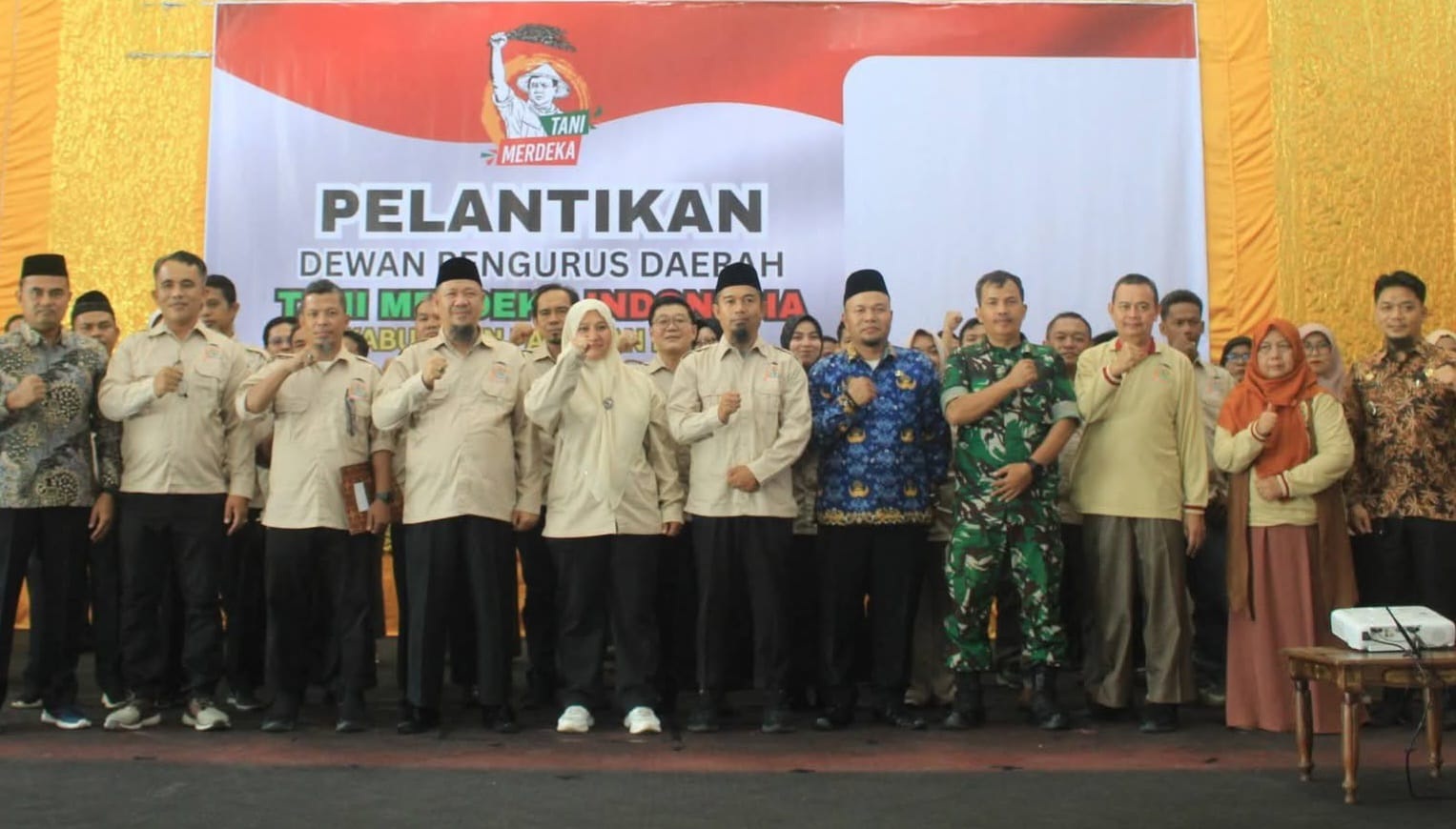 Pengurus DPD Tani Merdeka Indonesia Kabupaten Pasaman Barat bersama Pengurus DPW  Merdeka Tani Indonesia Provinsi Sumatera Barat dan Forkopimda usai pelantikan, Kamis (29/01/2026).