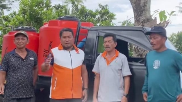 Anggota DPRD Kota Padang, Rafdi, ST saat menyalurkan bantuan air bersih untuk warga terdampak bencana.