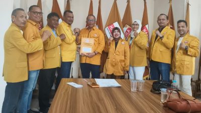 Safrinal Dt. Jambek menerima SK Kepengurusan DPC Hanura Limapuluh Kota dari Ketua DPD Partai Hanura Sumatera Barat, Edy Niswani, ST.