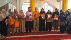 Anggota DPRD Kota Padang, Rafdi, ST saat menyalurkan paket perlengkapan ibadah sambut Ramadan Batch 2 kepada ibu-ibu penyintas banjir di kawasan Jalan Irigasi, Pauh, Jumat (16/01/2026).