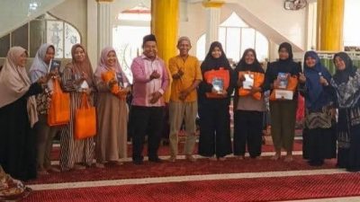 Anggota DPRD Kota Padang, Rafdi, ST saat menyalurkan paket perlengkapan ibadah sambut Ramadan Batch 2 kepada ibu-ibu penyintas banjir di kawasan Jalan Irigasi, Pauh, Jumat (16/01/2026).
