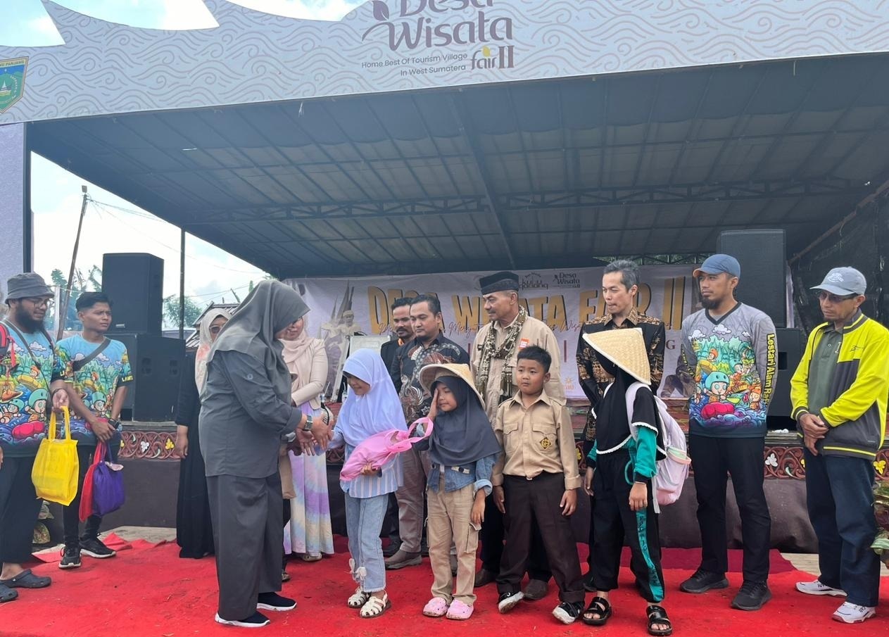 Penyaluran santuan terhadap anak yatim di Pabasko saat kegiatan Desa Wisata Fair II di Kubu Gadang.