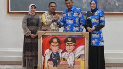 Wali Kota Padangpanjang Hendri Arnis menyerahkan cinderamata kepada Kapolres Padangpanjang AKBP Kartyana Widyarsa Nugroho Putro yang akan pindah tugas ke Polres Dharmasraya, Sabtu (03/01/2026) malam.