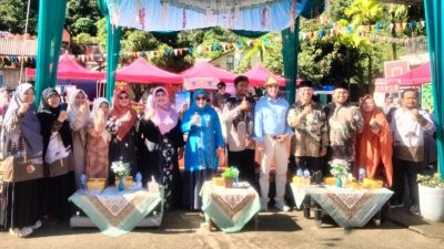 Ketua Yayasan Raudhatul Ar Royyan, Elly Thrisyanti, SE, Akt saat kegiatan Semaraka Ar Royan