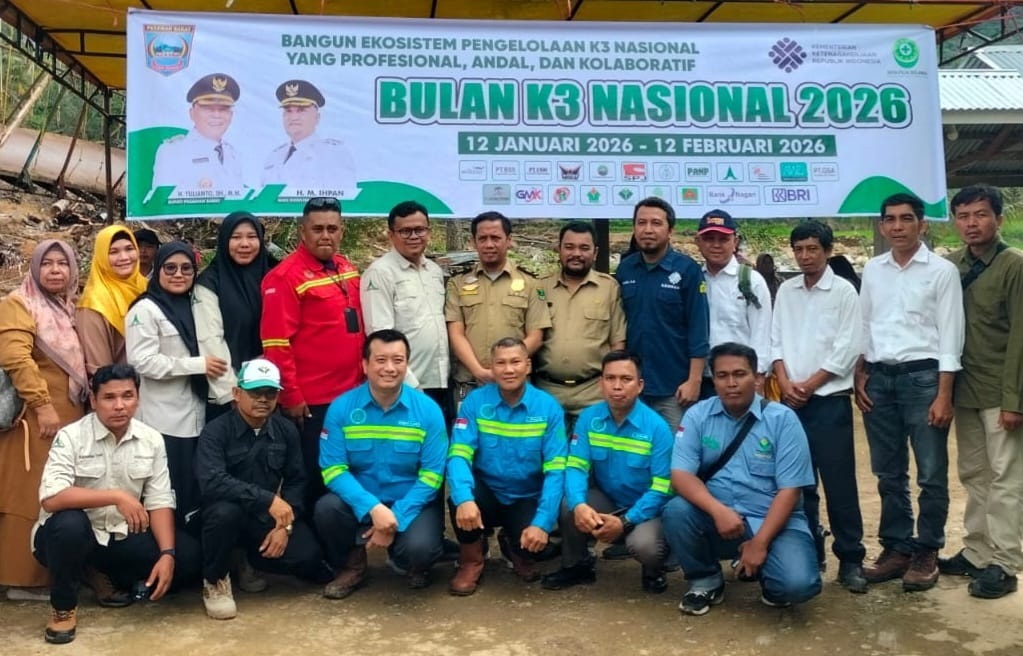 Manajer PT. RPSM Muhammad Sofiyan bersama KTU Riswan Effendi saat kegiatan peringatan Bulan Bhakti K3 di Kabupaten Pasaman Barat, Senin (12/01/2026).