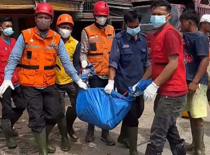 Tim SAR saat melakukan evakuasi terhadap jasad Aqilla Farzana Sharen, korban galodo di Jorong Toboh, Malalak Timur, Agam, Sabtu (03/01/2026).