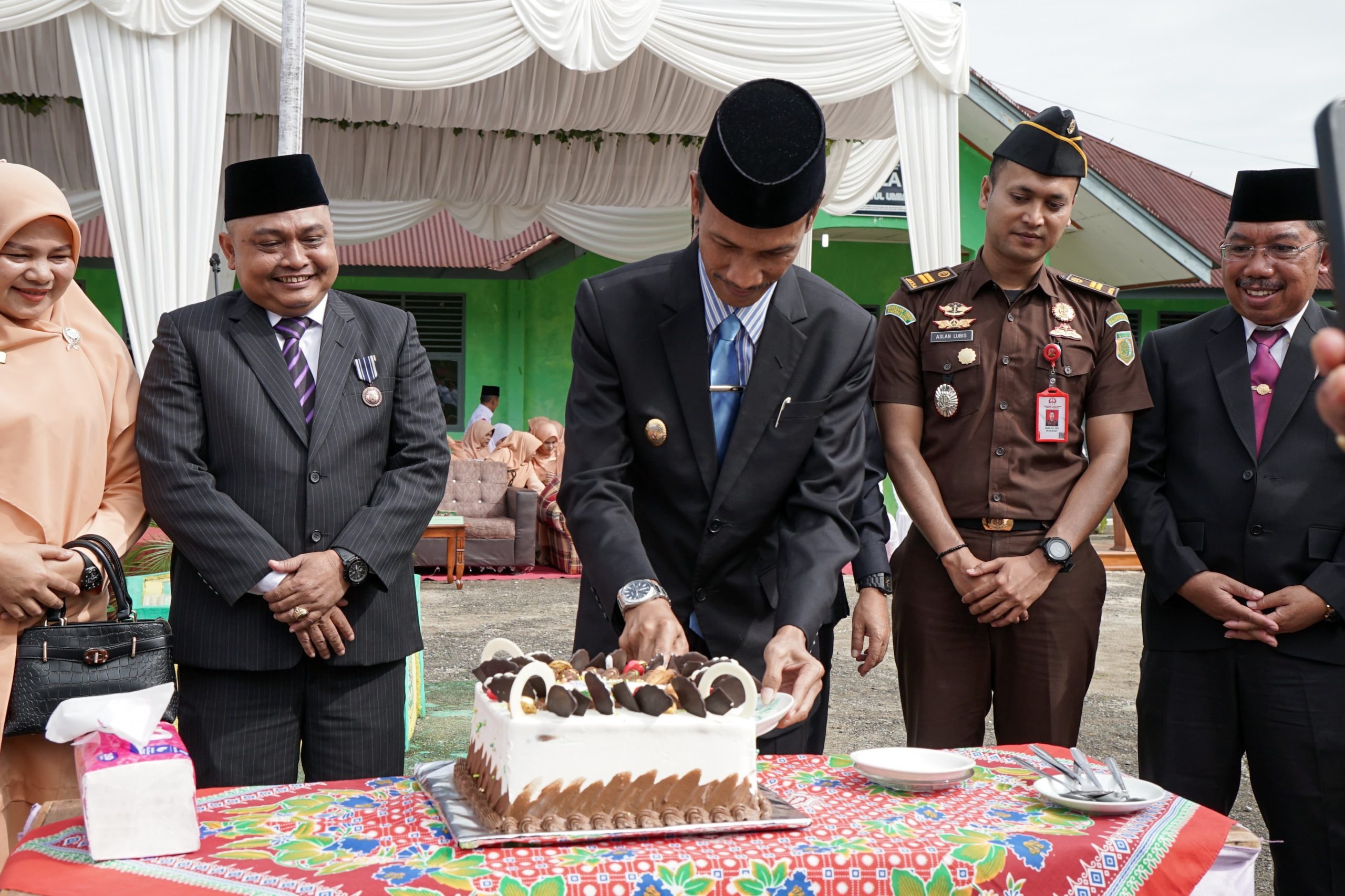 Wakil Bupati Solok Selatan Yulian Efi didampingi Kepala Kantor Kemenag Solok Selatan Fitriyoni saat memotong Kue peringatan HAB ke 80 Kemenag.
