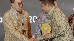 Wali Kota Solok Ramadhani Kirana Putra saat menerima Penghargaan UHC Award 2026 di Ballroom JIEXPO Kemayoran, Jakarta Pusat, Selasa (27/01/2026).