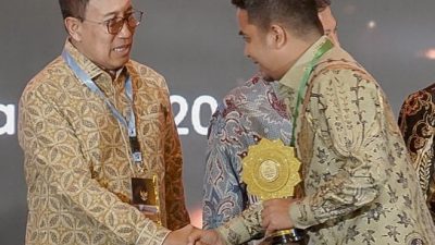 Wali Kota Solok Ramadhani Kirana Putra saat menerima Penghargaan UHC Award 2026 di Ballroom JIEXPO Kemayoran, Jakarta Pusat, Selasa (27/01/2026).