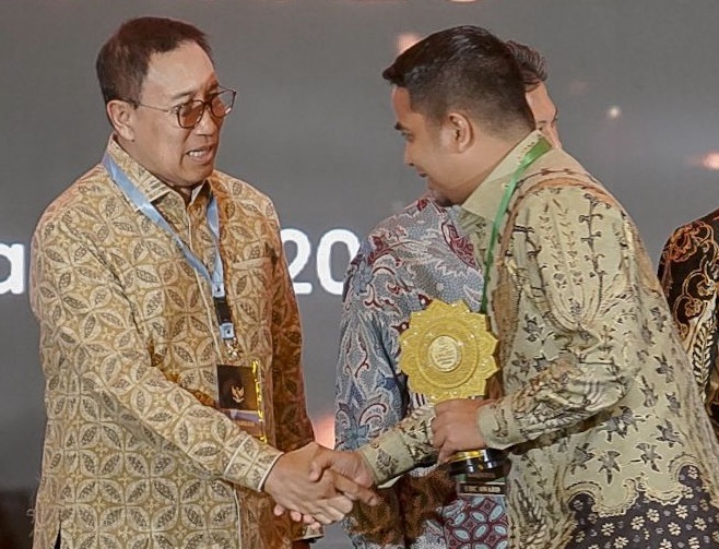 Wali Kota Solok Ramadhani Kirana Putra saat menerima Penghargaan UHC Award 2026 di Ballroom JIEXPO Kemayoran, Jakarta Pusat, Selasa (27/01/2026).