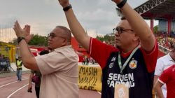 Komisaris Semen Padang FC, Braditi Moulevey bersama Andre Rosiade saat menyaksikan laga Semen Padang FC.