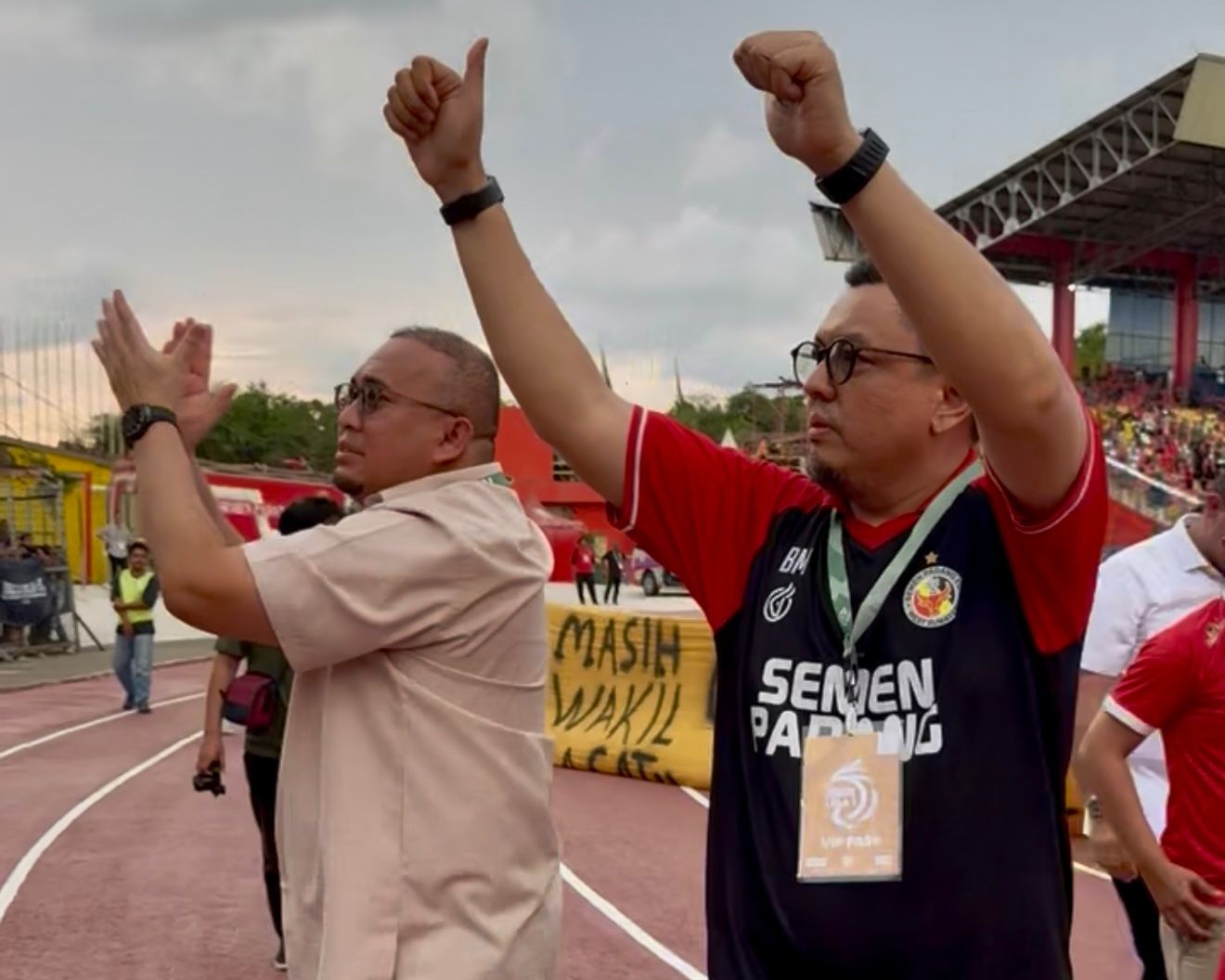 Komisaris Semen Padang FC, Braditi Moulevey bersama Andre Rosiade saat menyaksikan laga Semen Padang FC.