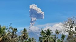 Erupsi Gunung Marapi yang terpantau dari kawasan Tanahdatar, Rabu (18/02/2026).
