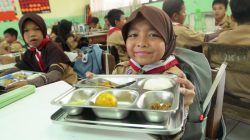 Siswa menerima program MBG. (foto: doc)