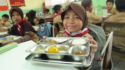 Siswa menerima program MBG. (foto: doc)