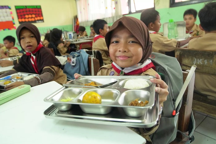 Siswa menerima program MBG. (foto: doc)