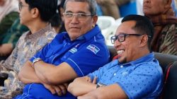 Bupati tanahdatar Eka Putra bersama Ketua DPC Demoktar Tanahdatar Nurhamdai Zahari.