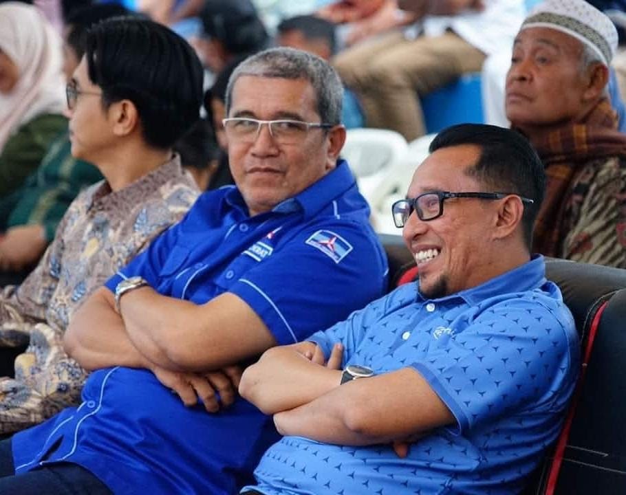 Bupati tanahdatar Eka Putra bersama Ketua DPC Demoktar Tanahdatar Nurhamdai Zahari.