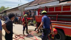 Petugas Damkar Kota Padang berjibaku memadamkan api kebakaran beberapa waktu yang lalu di kawasan padat penduduk di Siteba.