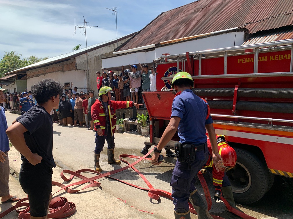 Petugas Damkar Kota Padang berjibaku memadamkan api kebakaran beberapa waktu yang lalu di kawasan padat penduduk di Siteba.