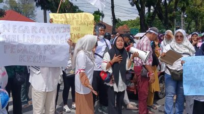 Demo PKL di Rumah Dinas Wali Kota Padang