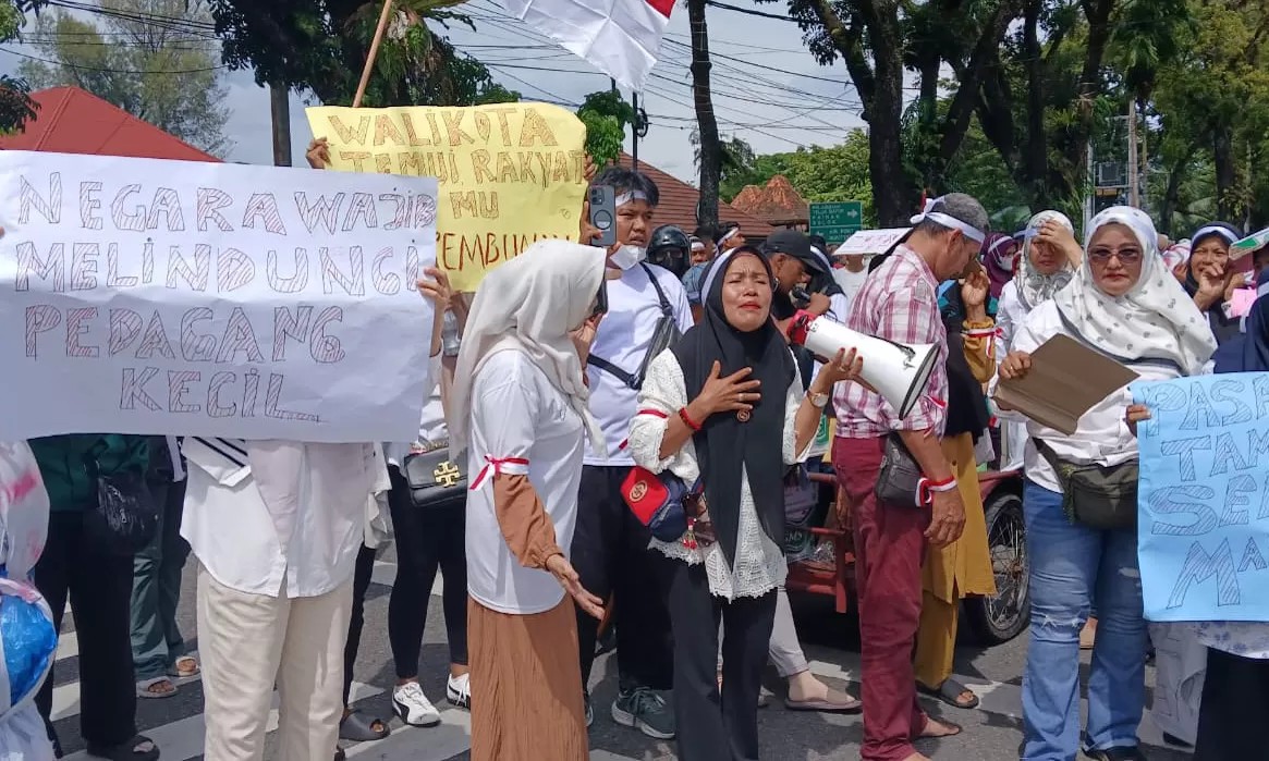 Demo PKL di Rumah Dinas Wali Kota Padang