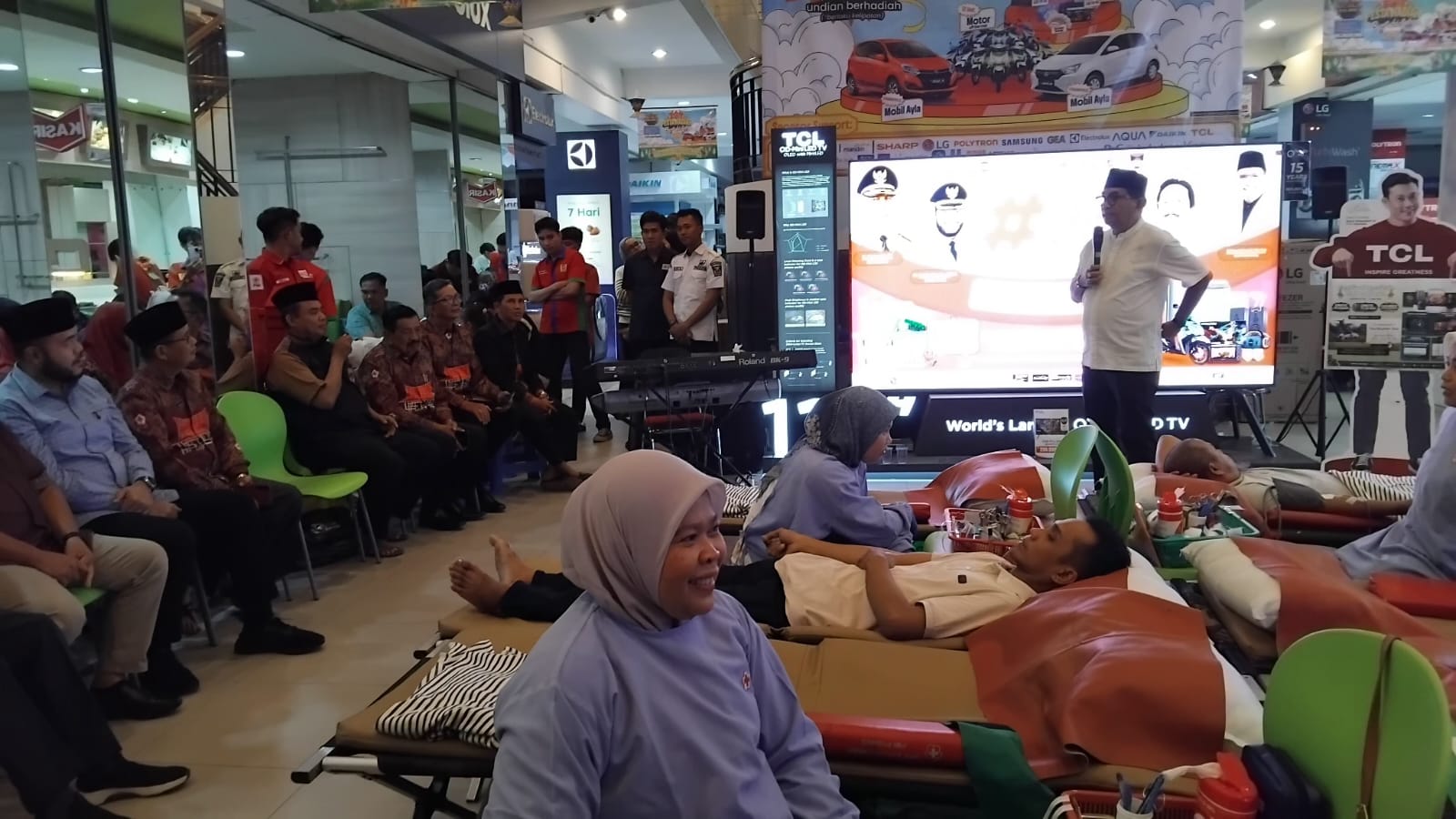 Wakil Ketua DPRD Kota Padang Mastilizal Aye saat kegiatan donor darah yang digelar PMI Kota Padang di Lantai I SJS Plaza, Rabu (18/02/2026).