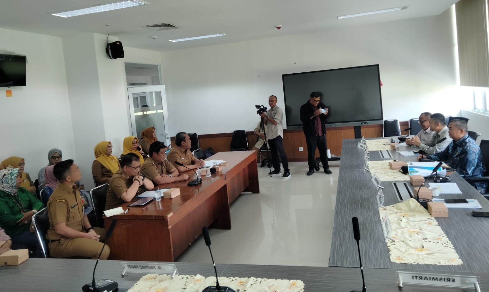 Suasana hearing Komisi IV DPRD Padang dengan perwakilan kader Posyandu di Kota Padang