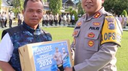 Kapolres Pasaman Barat AKBP Agung Tribawanto menyerahkan paket Bansos usai apel bersama pengemudi ojek online di halaman Mapolres setempat, Kamis (12/02/2026). 